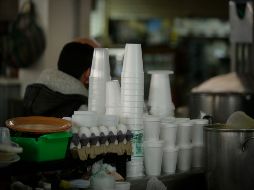 Expertos en salud pública advierten que esta acción cotidiana esconde un riesgo silencioso pero severo cuando se trata de envases fabricados con hielo seco. EL INFORMADOR/ARCHIVO