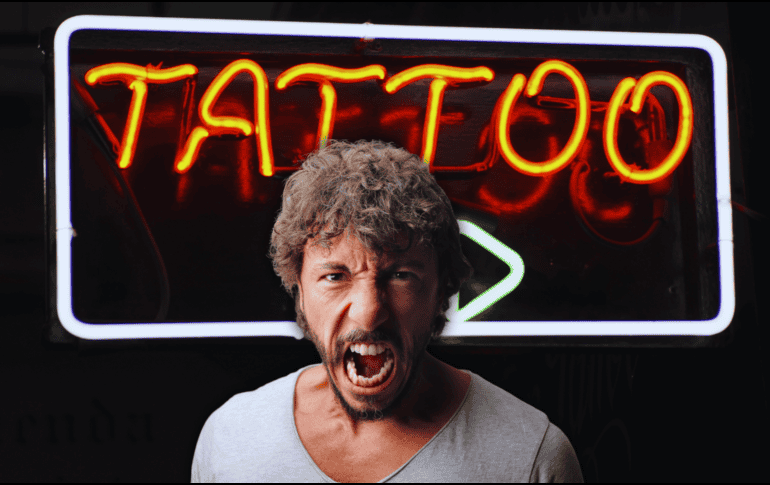 Los clientes que eligen zonas óseas suelen requerir más pausas en su tatuaje, lo que prolonga las sesiones y modifica por completo la dinámica de trabajo en el estudio. ESPECIAL / CANVA