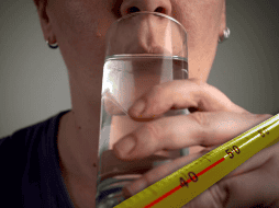 Sorprendentemente, un exhaustivo estudio de la Universidad de St. Andrews en Escocia, liderado por el profesor Ronald Maughan, demostró que el agua no es la bebida más eficiente para el cuerpo. ESPECIAL / CANVA