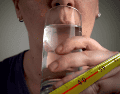 Sorprendentemente, un exhaustivo estudio de la Universidad de St. Andrews en Escocia, liderado por el profesor Ronald Maughan, demostró que el agua no es la bebida más eficiente para el cuerpo. ESPECIAL / CANVA