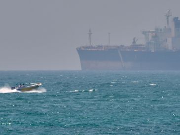 Un bote junto a un buque petrolero anclado en el estrecho de Ormuz, frente a la costa de la isla de Qeshm, en Irán. AP/ARCHIVO