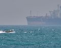 Un bote junto a un buque petrolero anclado en el estrecho de Ormuz, frente a la costa de la isla de Qeshm, en Irán. AP/ARCHIVO