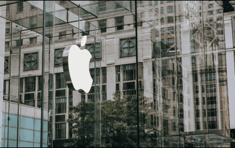 Más allá del impacto financiero, la avalancha de inversiones en inteligencia artificial está desatando un reto crítico: el suministro eléctrico. CANVA