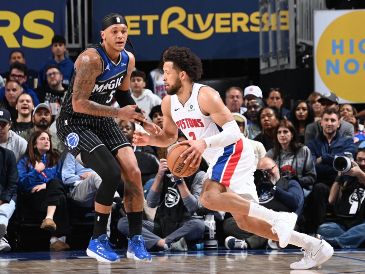 Las dos quintetas iniciarán mayo con el sexto juego el viernes en Orlando. AFP/ C. SCHWEGLER.