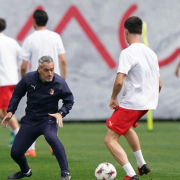 Carlos Vicens, técnico del Braga, en el entrenamiento antes del juego contra el Friburgo. EFE/H. Delgado
