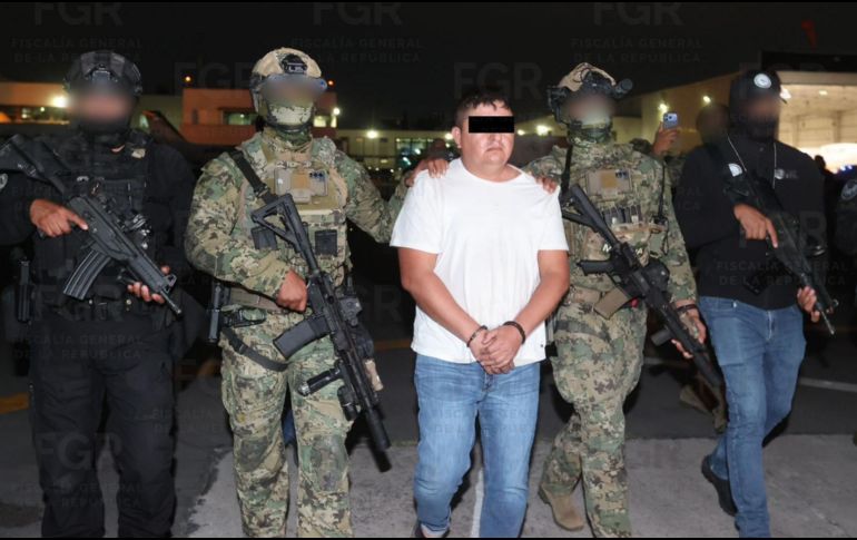 Flores Silva permanecerá en prisión preventiva por los delitos de portación de armas de fuego y cargadores de uso exclusivo de las fuerzas armadas, informó la FGR. ESPECIAL