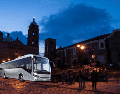 Viajar en autobús no solo apoya la economía local y reduce significativamente tu huella de carbono, sino que te permite disfrutar del camino sin estrés.  CANVA