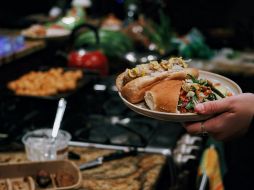 Comer tarde en la noche puede parecer inofensivo, pero hacerlo de forma frecuente y en grandes cantidades puede tener efectos negativos en la salud. Unsplash
