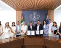 Pablo Lemus Navarro firmó una iniciativa de ley para su presentación ante el Congreso local. CORTESÍA.