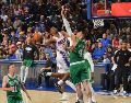Los 76ers se jugaban la temporada en casa, pero cumplieron frente a su público y le ganaron 106-93 a los Celtics de Boston . AFP / J. Garrabrant