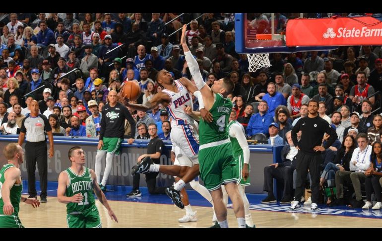 Los 76ers se jugaban la temporada en casa, pero cumplieron frente a su público y le ganaron 106-93 a los Celtics de Boston . AFP / J. Garrabrant