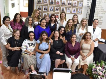 La jornada concluyó con un reconocimiento a las exdiputadas y la colocación de sus imágenes, como testimonio permanente de su contribución a un Jalisco más incluyente. CORTESÍA.