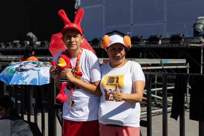 Fans acudieron desde muy temprano a la plancha del Zócalo capitalino con disfraces, playeras, peluches y hasta orejitas del reportero Juan Carlos Bodoque. SUN/H. Salvador