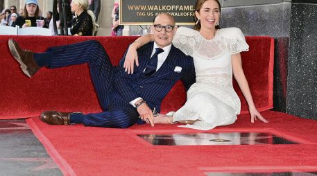 Los actores posan para las fotos junto a sus estrellas contiguas durante la ceremonia. AFP