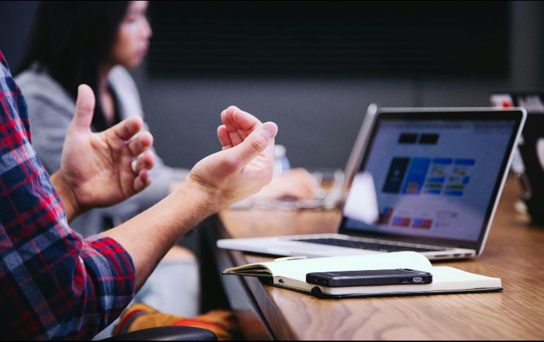 Te recordamos que si tu empleador te solicita laborar durante esta jornada, tienes el derecho de recibir un pago triple. Unsplash