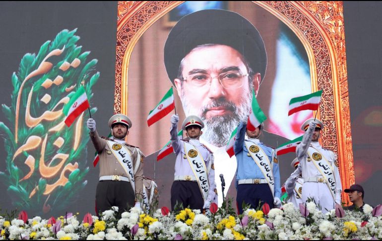 Miembros del ejército de Irán con la imagen del líder Mojtaba Khamenei en Teherán. EFE / ARCHIVO