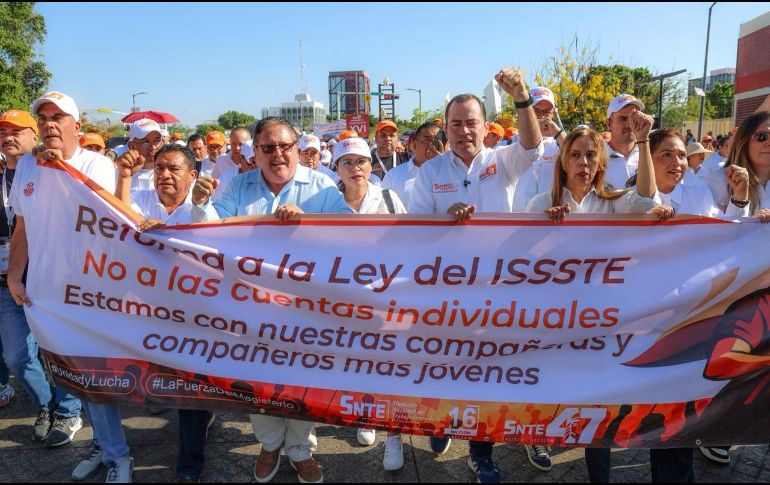 La marcha docente inició en la Glorieta de la Normal, desde donde se concentraron y se dirigieron por el Paseo Alcalde hacia la zona del Santuario. EL INFORMADOR / ARCHIVO