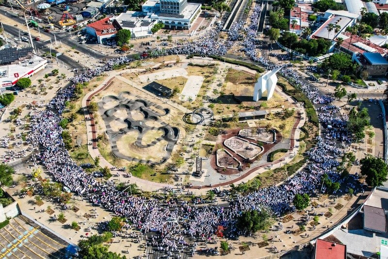 &nbsp;La marcha docente durante su concentración en la Glorieta La Normal. EL INFORMADOR / ARCHIVO