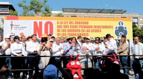 El desfile fue encabezado por el dirigente de este pilar sindical, Antonio Álvarez Esparza. ESPECIAL