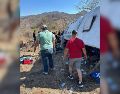 Según los primeros reportes, el autobús transportaba pasajeros con destino al balneario El Manto cuando ocurrió la volcadura. ESPECIAL / PC Jalisco