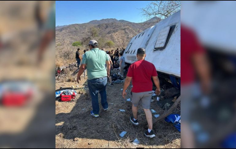 Según los primeros reportes, el autobús transportaba pasajeros con destino al balneario El Manto cuando ocurrió la volcadura. ESPECIAL / PC Jalisco