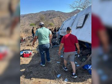 Según los primeros reportes, el autobús transportaba pasajeros con destino al balneario El Manto cuando ocurrió la volcadura. ESPECIAL / PC Jalisco