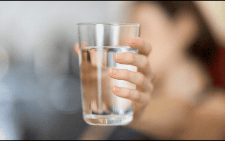 Los especialistas en salud pública recomiendan priorizar el consumo de agua potable a lo largo del día, reservando las bebidas azucaradas para ocasiones esporádicas. UNSPLASH