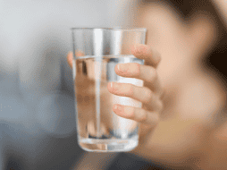 Los especialistas en salud pública recomiendan priorizar el consumo de agua potable a lo largo del día, reservando las bebidas azucaradas para ocasiones esporádicas. UNSPLASH