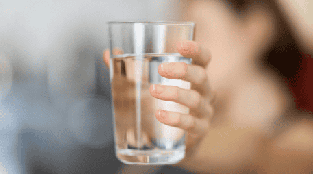Los especialistas en salud pública recomiendan priorizar el consumo de agua potable a lo largo del día, reservando las bebidas azucaradas para ocasiones esporádicas. UNSPLASH