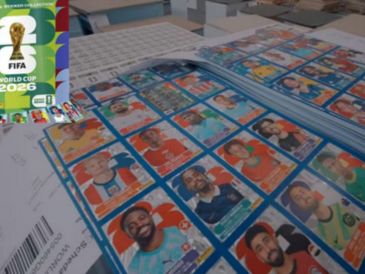 A muchos fans les sorprendió ver cómo se imprimen las codiciadas estampitas del álbum Panini del Mundial 2026. TIKTOK/Alan por el Mundo