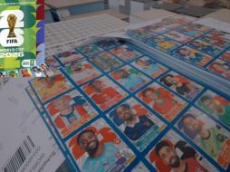 A muchos fans les sorprendió ver cómo se imprimen las codiciadas estampitas del álbum Panini del Mundial 2026. TIKTOK/Alan por el Mundo
