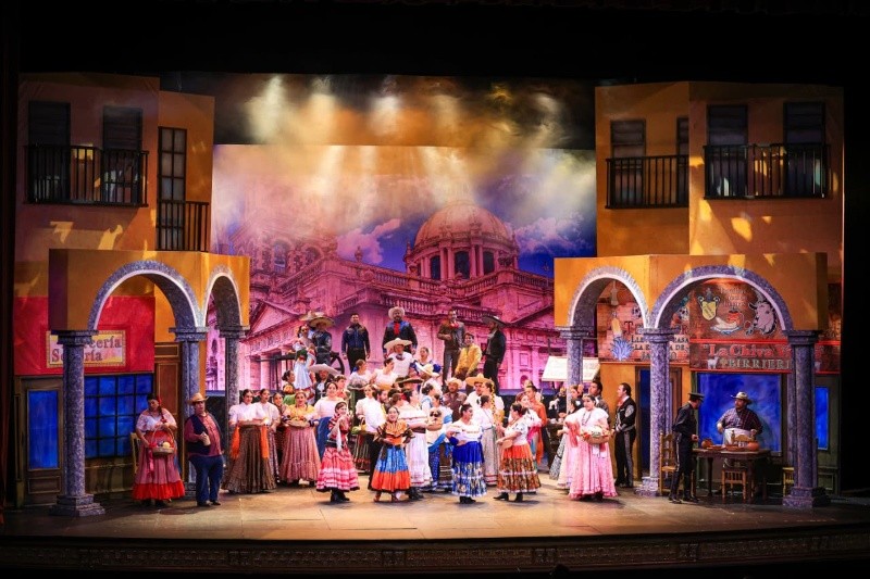 &nbsp;La escenografía recrea un entorno doméstico y festivo inspirado en la vida cotidiana de Guadalajara. J.ACOSTA