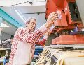 Trabajador de la industria zapatera realiza labores, en un contexto de reformas laborales orientadas a mejorar condiciones de empleo. ESPECIAL
