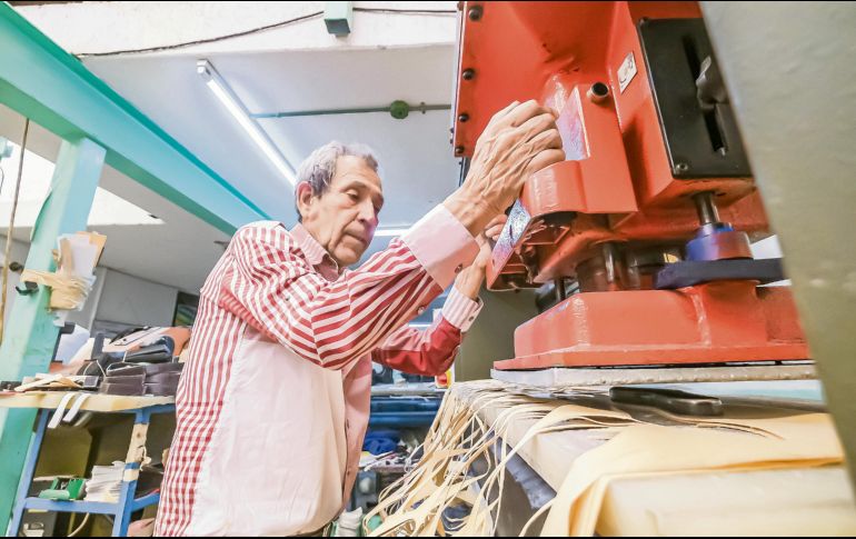 Trabajador de la industria zapatera realiza labores, en un contexto de reformas laborales orientadas a mejorar condiciones de empleo. ESPECIAL