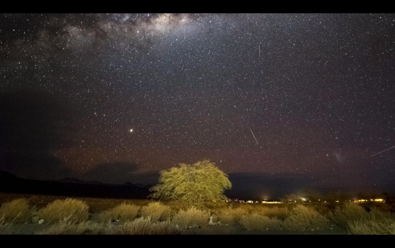 Las Eta Acuáridas son famosas por sus meteoros veloces y los vestigios luminosos que dejan en el cielo. ESPECIAL/PEXELS