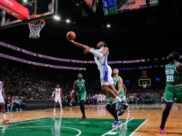 Los Celtics cayeron en casa ante unos 76ers que firmaron una remontada histórica y avanzaron a la siguiente ronda. AFP/ B. BABINEAU.