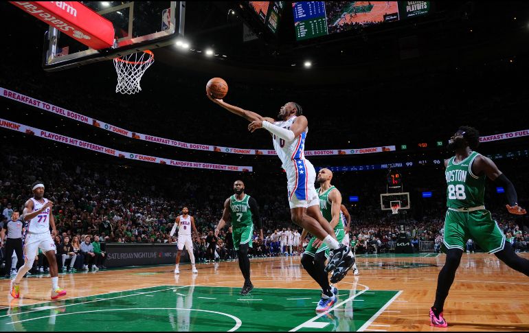 Los Celtics cayeron en casa ante unos 76ers que firmaron una remontada histórica y avanzaron a la siguiente ronda. AFP/ B. BABINEAU.