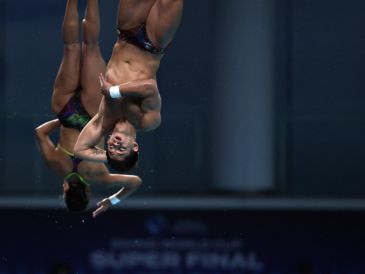 Los mexicanos Alejandra Estudillo Torres y Randal Willars Valdez, durante una de las pruebas de la Súper Final de Clavados celebrada en Pekín. EFE/ A. MARTÍNEZ