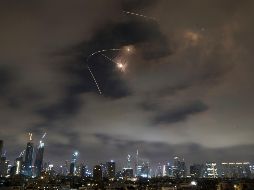 Los sistemas de defensa aérea emiratíes lograron interceptar la ofensiva, evitando daños mayores en su territorio. AP/ARCHIVO