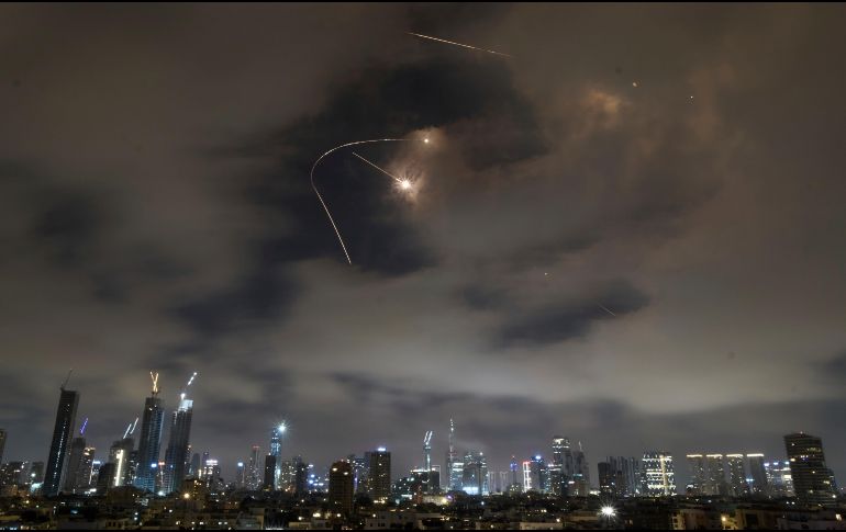 Los sistemas de defensa aérea emiratíes lograron interceptar la ofensiva, evitando daños mayores en su territorio. AP/ARCHIVO
