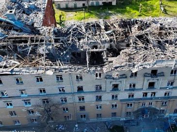 Daños en un edificio de la ciudad ucraniana de Dnipro tras una serie de ataques con misiles rusos. EFE/Dnipropetrovsk Regional Military Administration