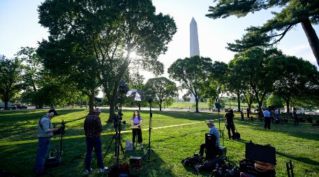 Periodistas reunidos mientras el Servicio Secreto y la policía local vigilan el lugar en donde agentes del orden balearon a una persona cerca del Monumento a Washington. AP/R. Lamkey
