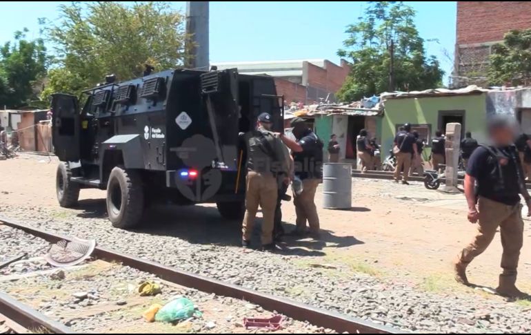 Autoridades estatales detuvieron a nueve personas, así como el aseguramiento de dos armas de fuego y diversas sustancias con características de droga. ESPECIAL/ Fiscalía de Jalisco.