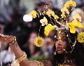 Como siempre, los looks fuera de lo común dominaron las cámaras en la Met Gala 2026 como fue el caso de este modelito que lució la cantante y compositora SZA. EFE/S. Yenesel