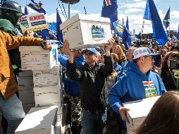 Simpatizantes cargan cajas con firmas para solicitar un referendo de separación a la Comisión Electoral de Alberta, el lunes 4 de mayo de 2026, en Alberta, Canadá. AP / Jason Franson / The Canadian Press