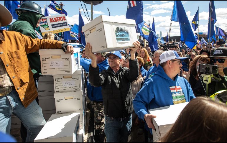 Simpatizantes cargan cajas con firmas para solicitar un referendo de separación a la Comisión Electoral de Alberta, el lunes 4 de mayo de 2026, en Alberta, Canadá. AP / Jason Franson / The Canadian Press