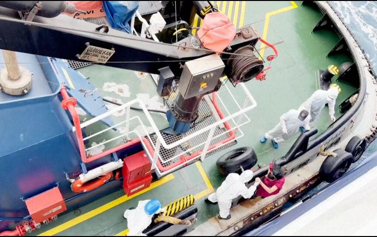 Trabajadores de la salud desembarcan del MV Hondius, un crucero que lleva a casi 150 personas, frente a Cabo Verde, el 4 de mayo del 2026. AP/ Qasem Elhato
