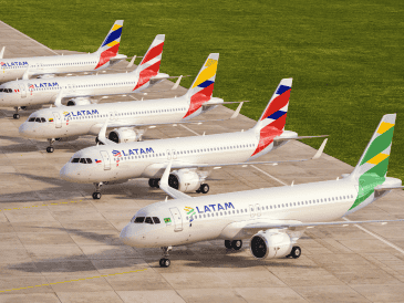 Esta situación global ha obligado a la industria aérea a reestructurar continuamente sus proyecciones financieras y a buscar eficiencias operativas para mitigar el impacto en sus flujos de caja. LATAM airlines ESPECIAL