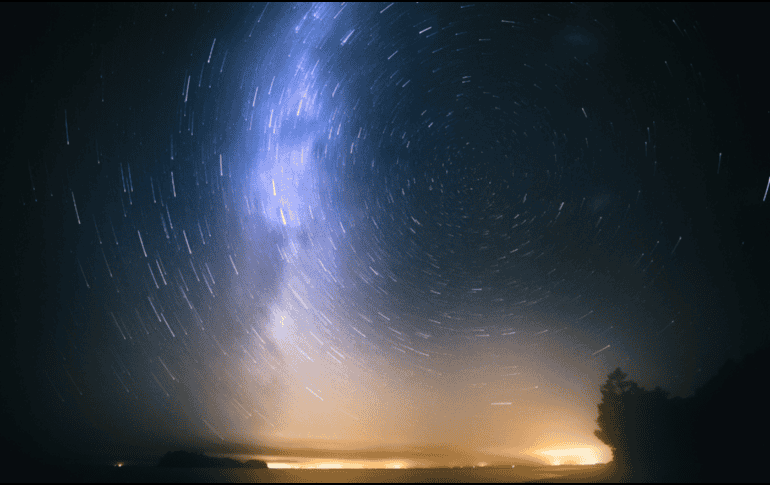 Según la (NASA), este evento ocurre cuando la Tierra cruza la estela de fragmentos dejada por el cometa Halley en sus trayectorias anteriores. CANVA