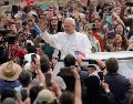 El papa León XIV llega a su audiencia general seminal en la Plaza de San Pedro, en el Vaticano, el miercoles 6 de mayo de 2026. AP/ G. Borgia